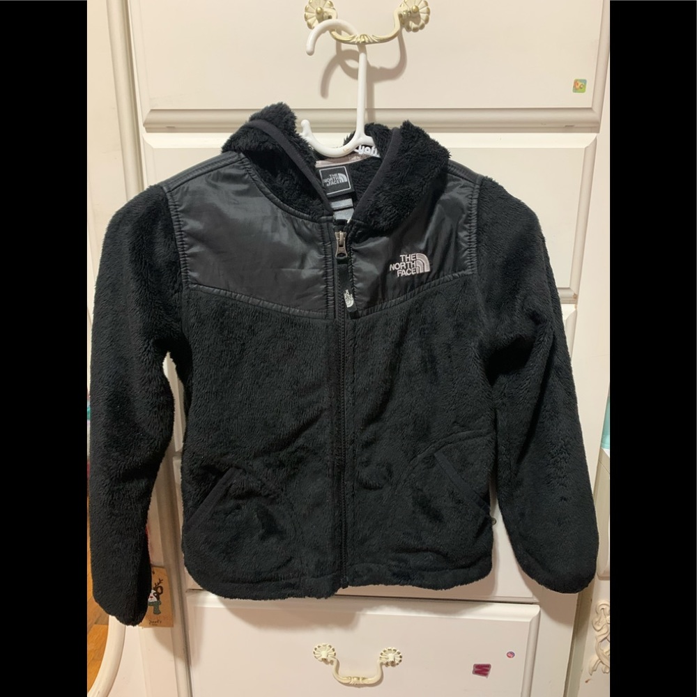Cute The North Face black fleece jacket. Slightly used. Good Condition.